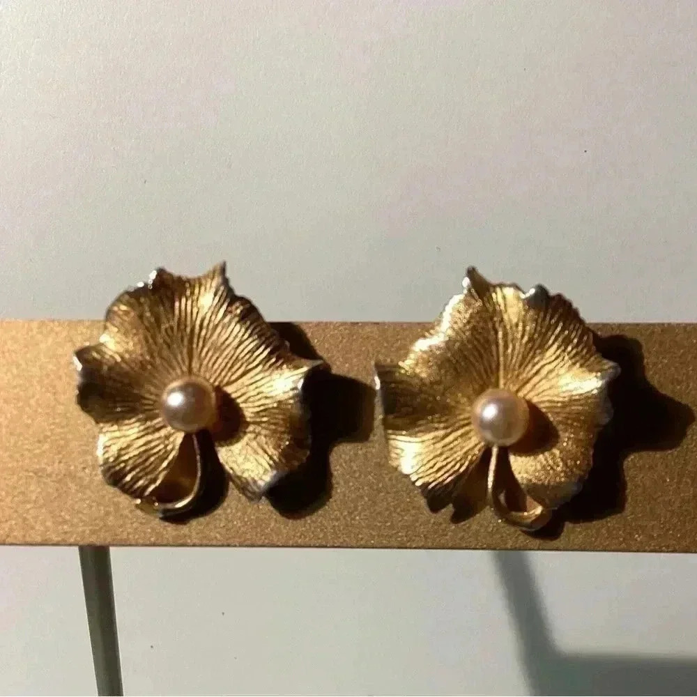 VINTAGE CORO GOLD TONE LEAF EARRINGS FAUX PEARL - Picture 2 of 5